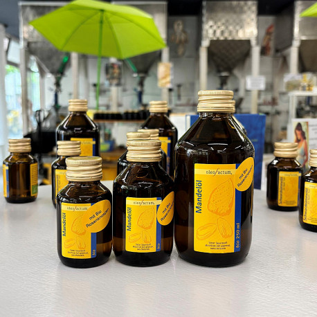Bio Mandelöl mit Bio Rosenknospen